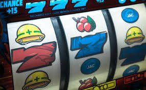 Meja Live Casino Veteran 78 dengan dealer profesional siap melayani pemain secara real-time melalui streaming HD